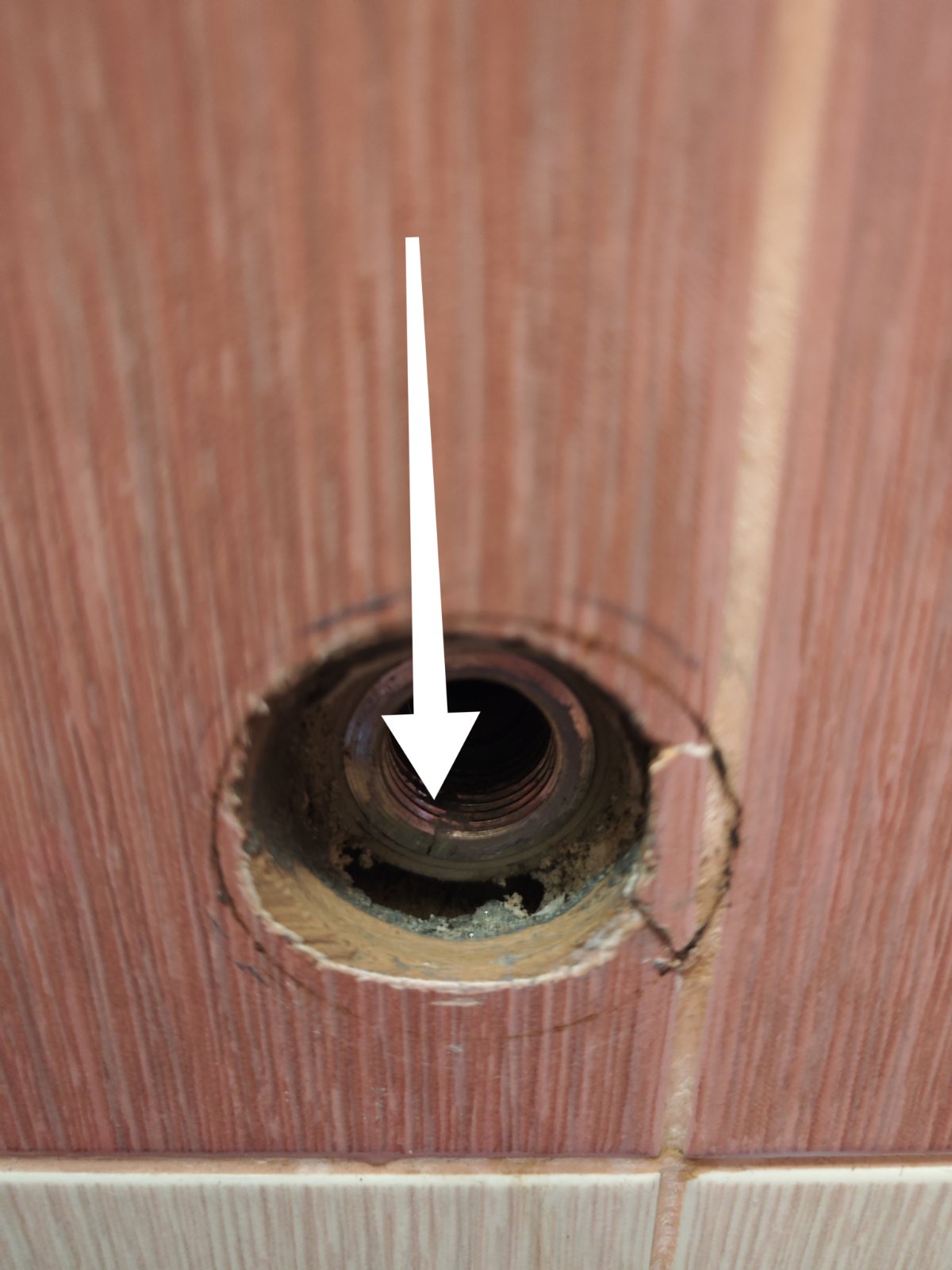 Затоплення сусідів , через тріснуту різьбу