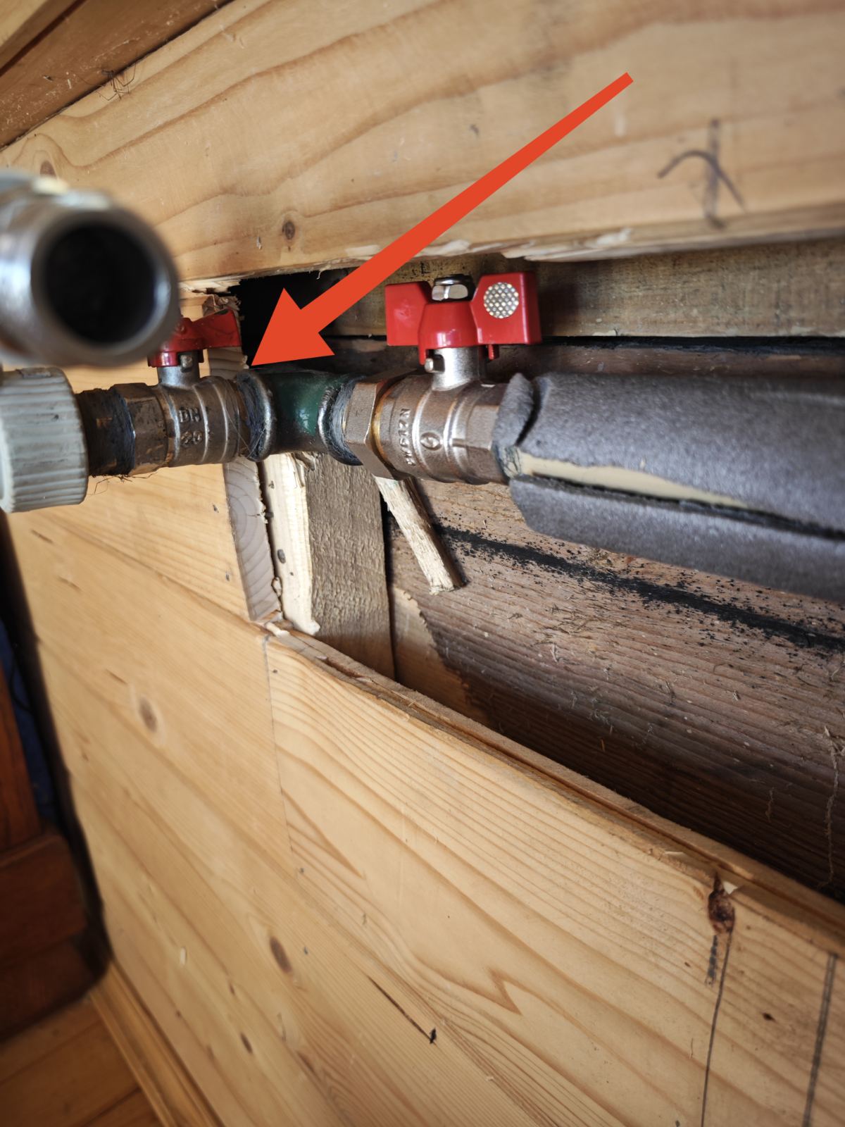 На відео один із шести витоків в системі опалення , приватного 3-х поверхового дерев'яного будинку в Карпатах