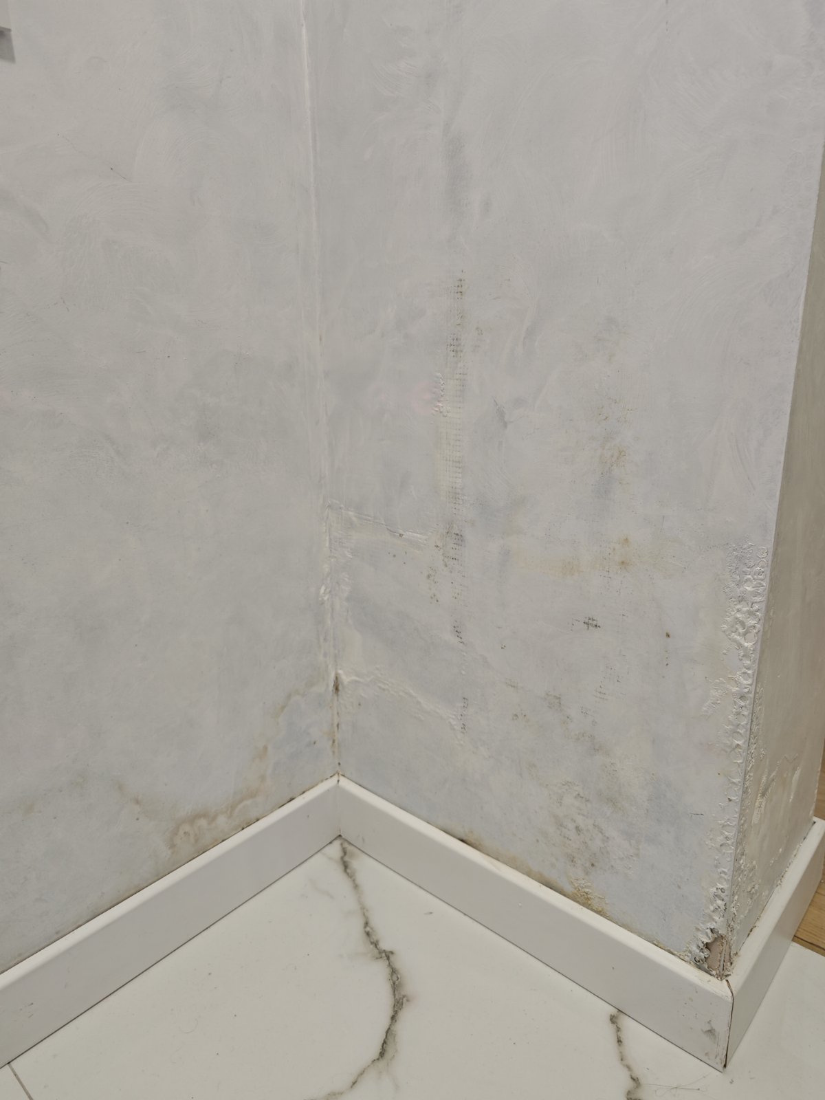 Прихований витік на трубі холодного водопостачання