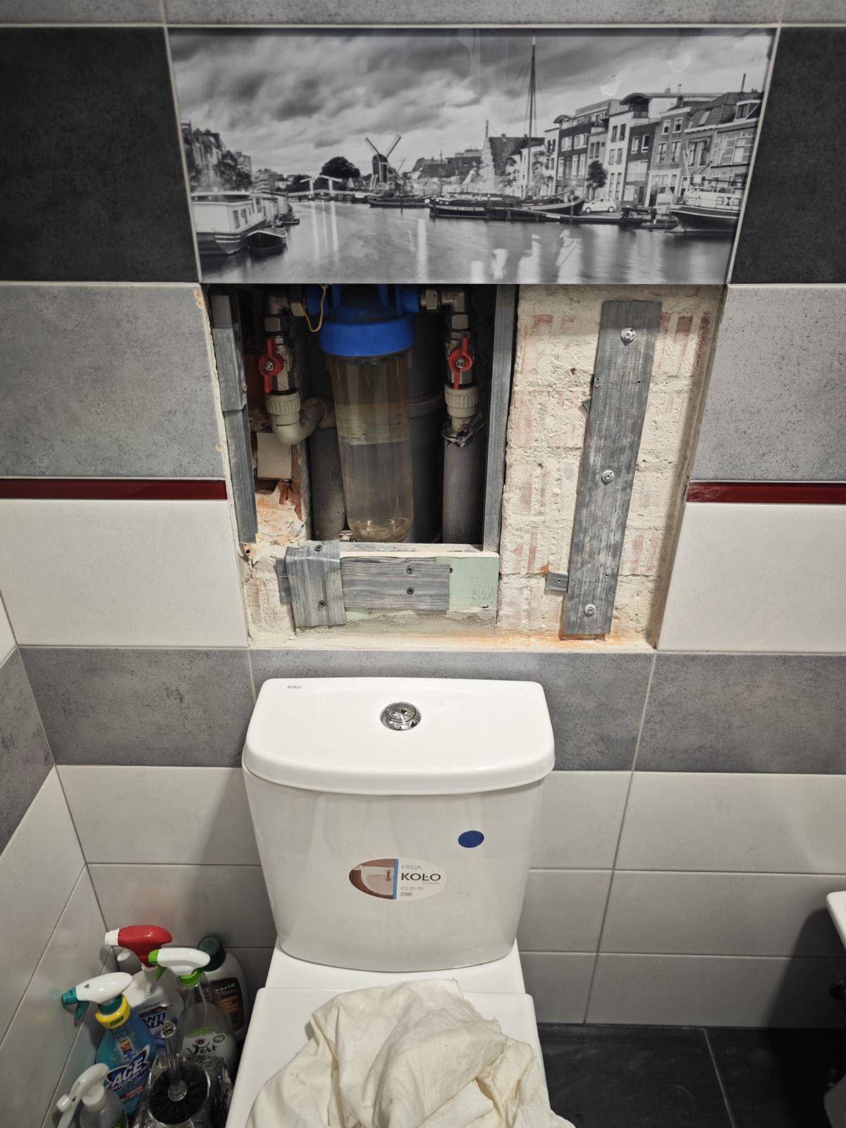 Причина затоплення сусідів з низу, підтікання на колбі фільтра.