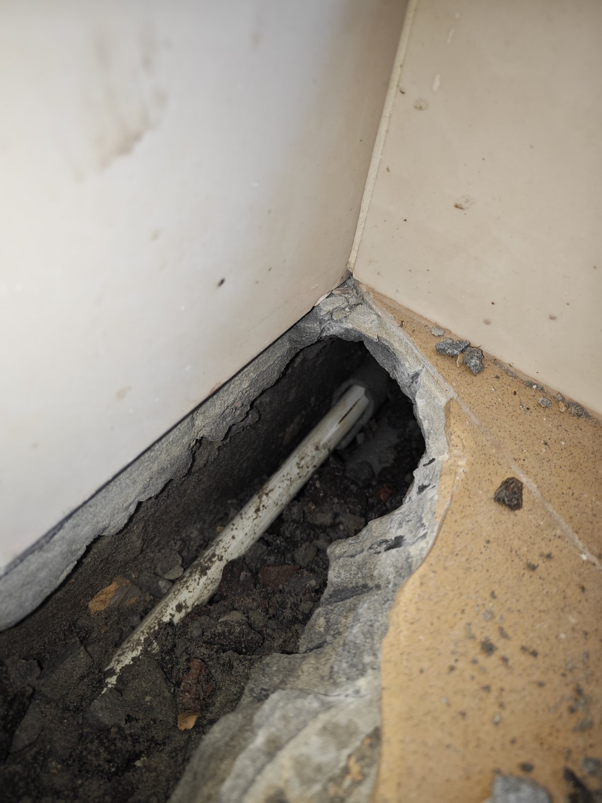 Прихований витік в водопровідній трубі. Тріснула зимою в неопалювальному приміщенні.