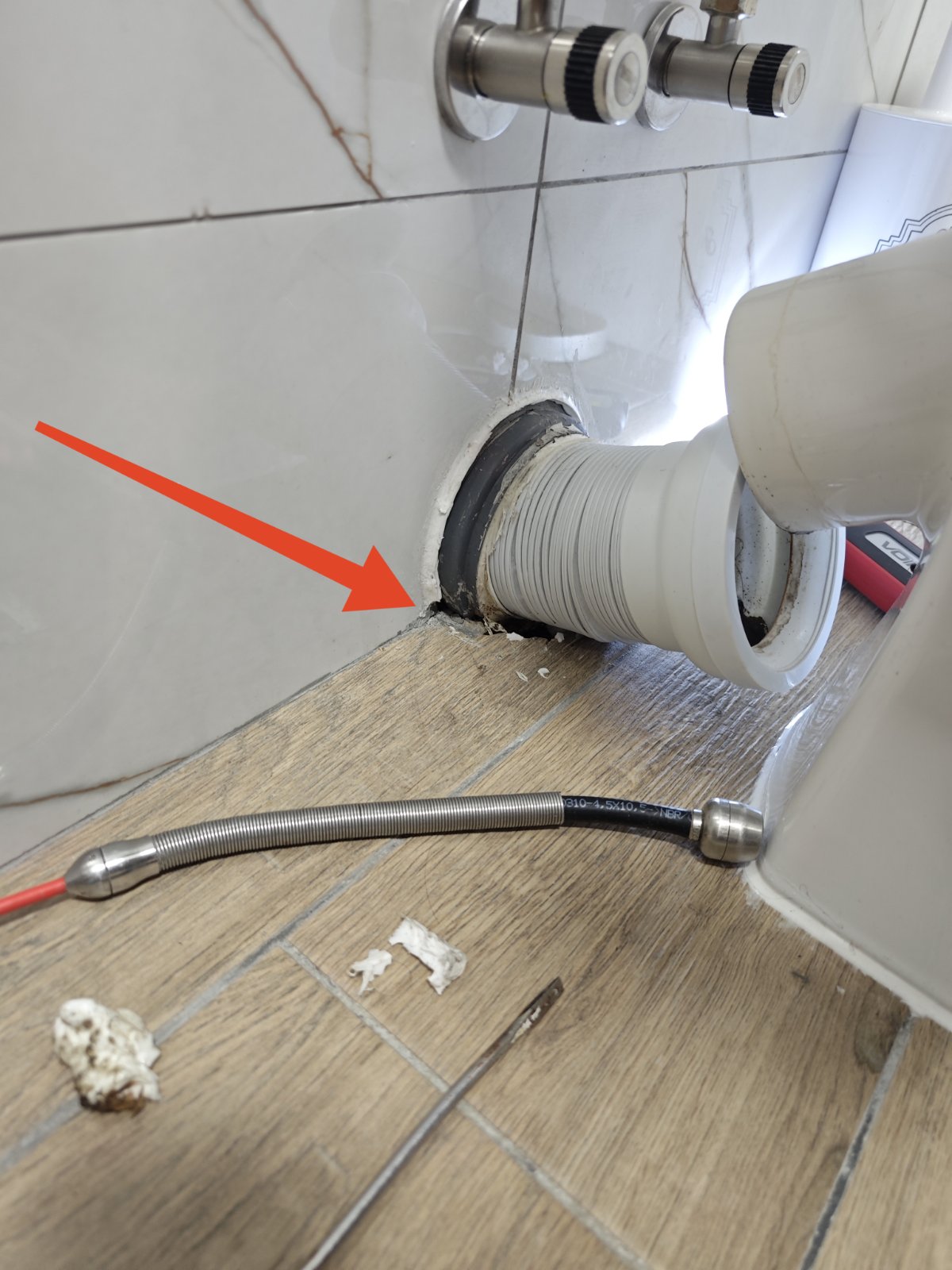 Витік води з-під гофри для зливу води з унітазу