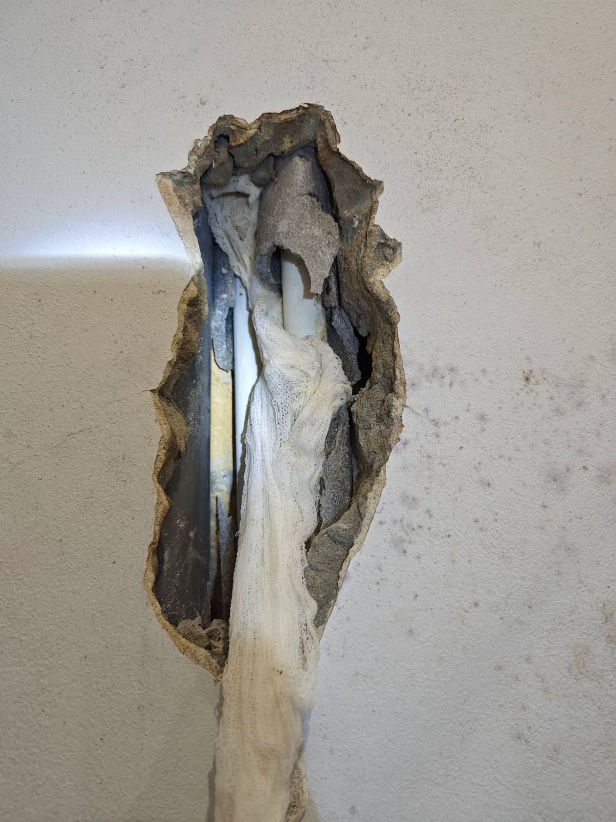 Місце прихованого витоку під ванною