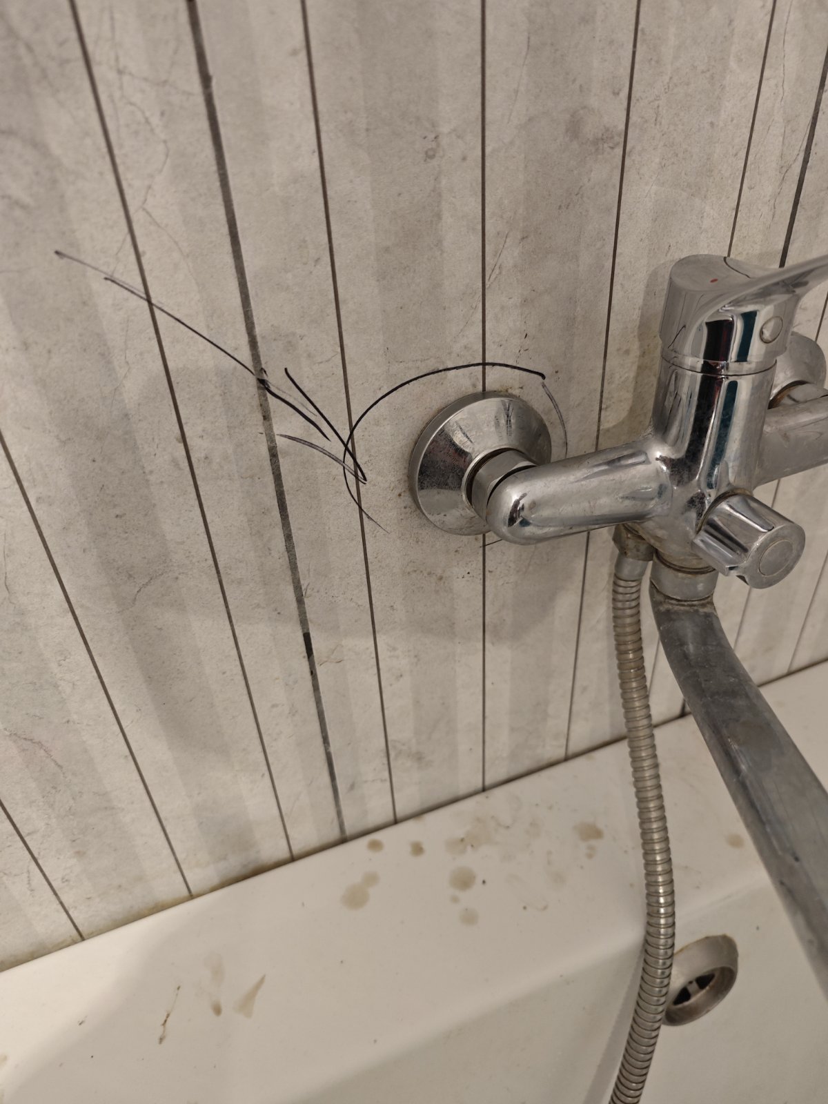 Знайдено місце прихованого витоку води в квартирі