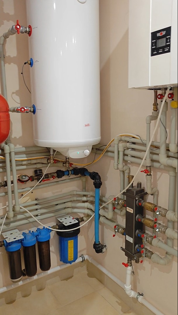 Витік води з системи опалення в гаражі